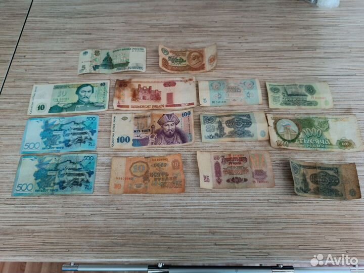 Купюры монеты часы