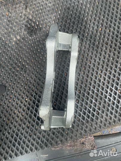 Скоба суппорта переднего левого Pajero 2