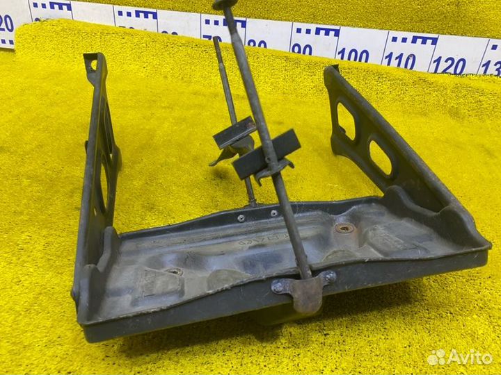 Крепление аккумулятора переднее Toyota Land