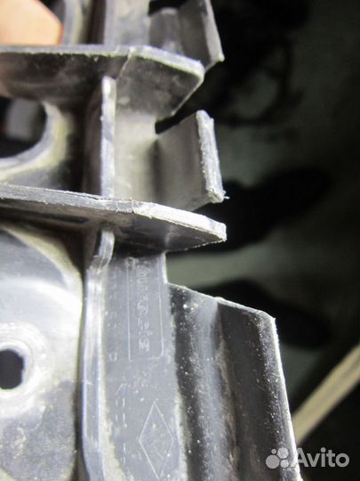 Renault Sandero - Кронштейн бампера заднего правый