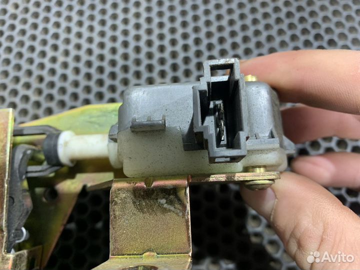 Замок стекла багажника Каен 955-957 Cayenne Touare