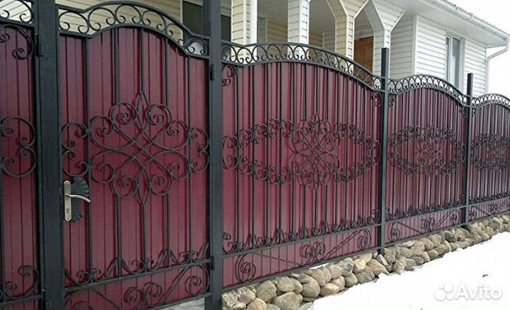 Забор из профлиста с металлическими столбами качес