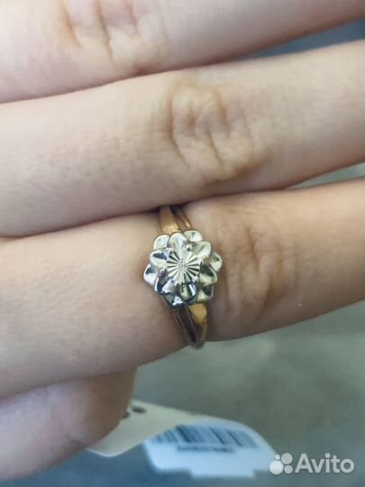 Кольцо с бриллиантом