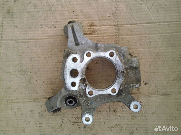 Поворотный кулак задний правый Nissan Teana J31