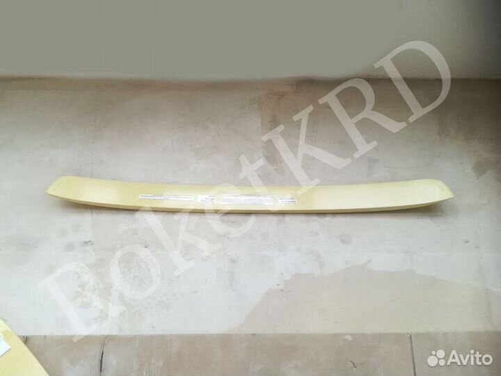 Спойлер на стекло пластик Camry 40