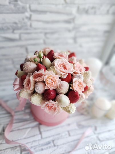 Клубника в шоколаде с цветами