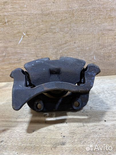 Суппорт передний правый Renault Logan 1 S67