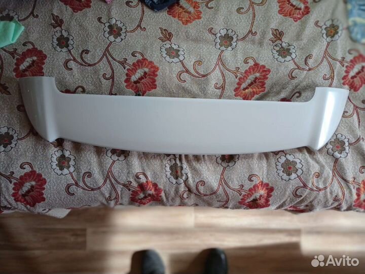 Спойлер багажника тойота виш zne10. 2003гв