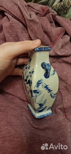 Ваза из фарфора с изображением гор и леса