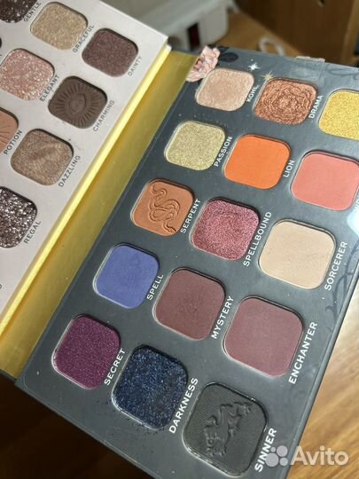 Палетка теней Makeup Revolution