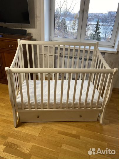 Детская кровать с маятником и ящиком