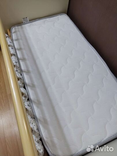 Детская кроватка с маятником и ящиком