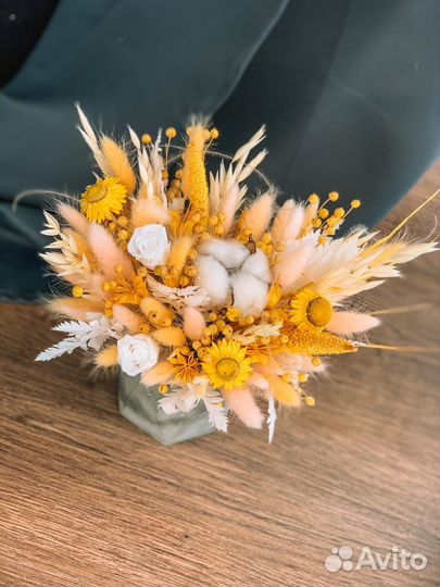 Солнечная композиция с сухоцветами