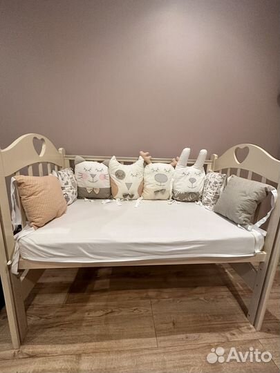 Кровать с декоративными подушками