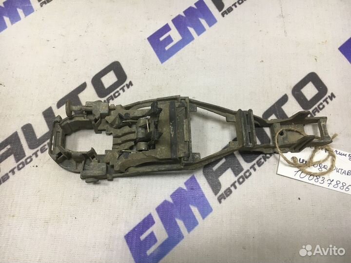 Кронштейн ручки двери передний Шкода Октавия тур