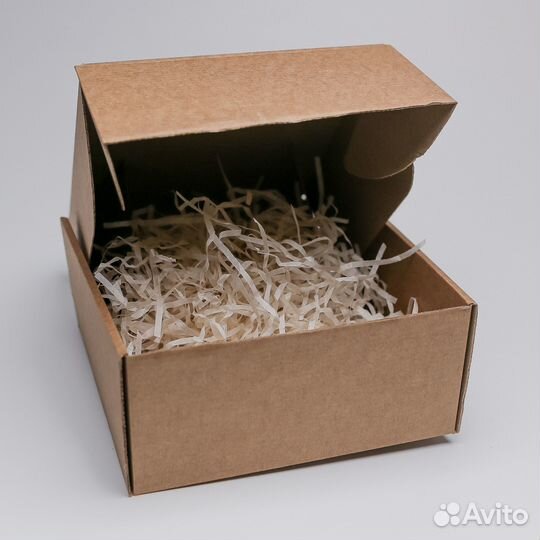 Подарочная коробка с наполнителем и лентой