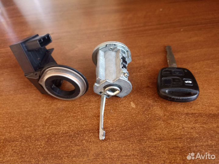 Личинка замка зажигания Toyota Avensis t 250