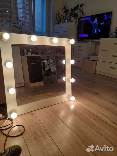 Гримерное зеркало с лампочками