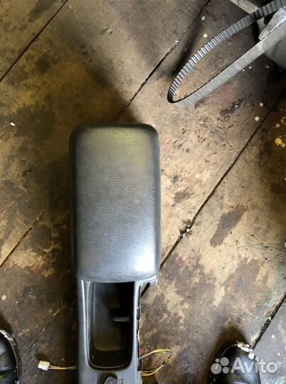 Подлокотник Toyota Avensis 1 2001г.в