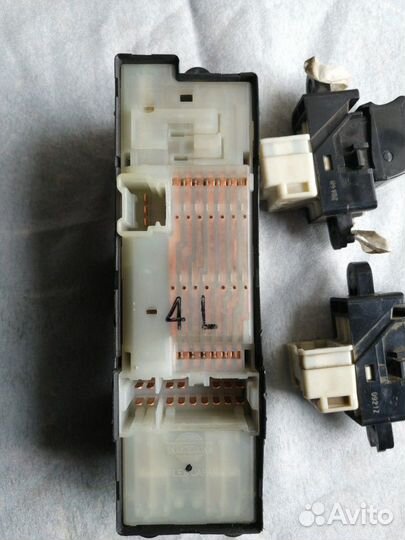 Кнопки стеклопадъёмников. Nissan Bluebird Sylphy