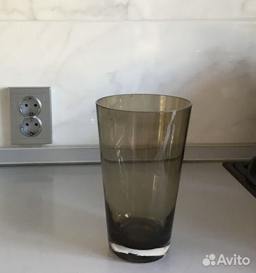 Ваза из темного стекла