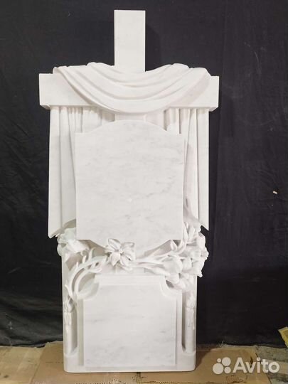 Памятник Крест и лилии из белого мрамора