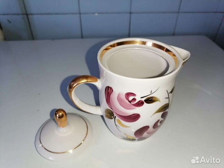 Заварочный чайник, сливочник, поднос,вилки,тарелки