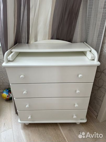 Детская кроватка и пеленальный комод