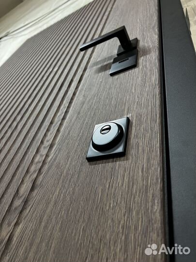 Входная квартирная дверь со скрытыми петлями