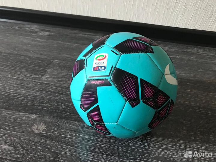 2 футбольных мяча (Nike, Adidas)