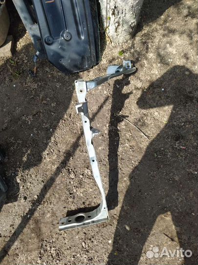 Toyota rav 4 левый кронштейн телевизора