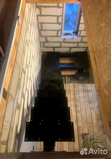 Облицовка лестничного металлокаркаса деревом