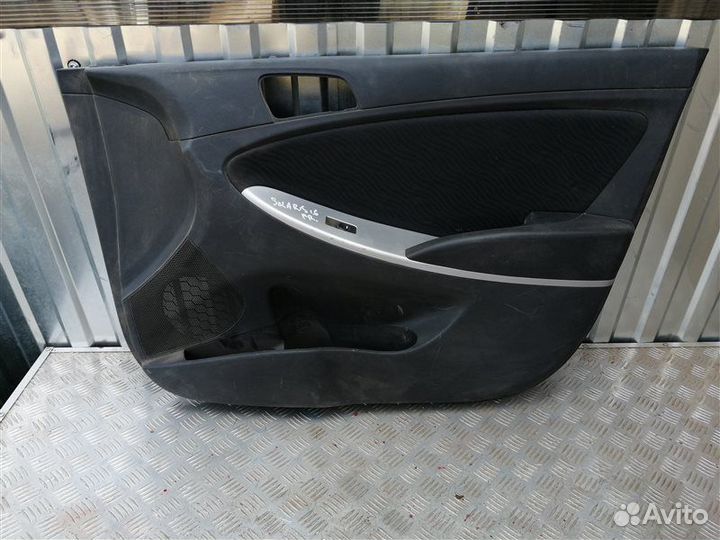 Обшивка двери передняя правая Hyundai Solaris RB