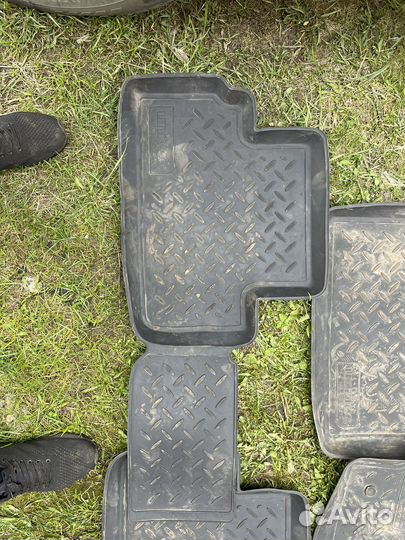 Продам резиновые коврики на Мазду сх-7
