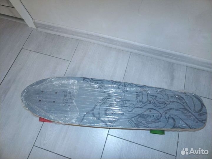 Лонгборд, шлем и защитные перчатки