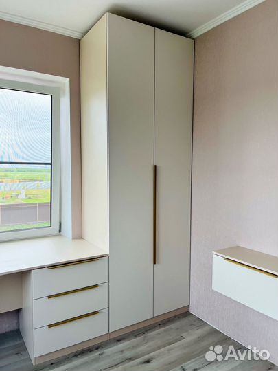 Рабочая зона школьника со шкафом