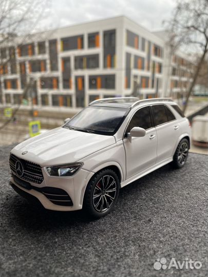 Металлическая модель автомобиля Mercedes-Benz GLE