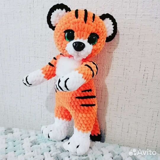 Вязаные игрушки тигр и енот