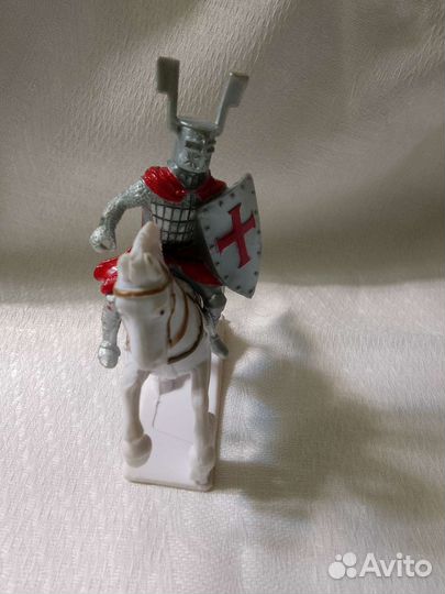 Фигурки рыцарей