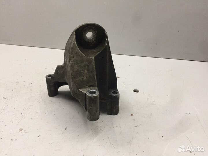 Кронштейн двигателя левый