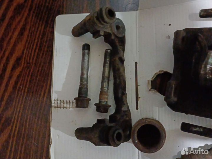 Суппорт скоба и напрявляющие лев. сторона лансер 9