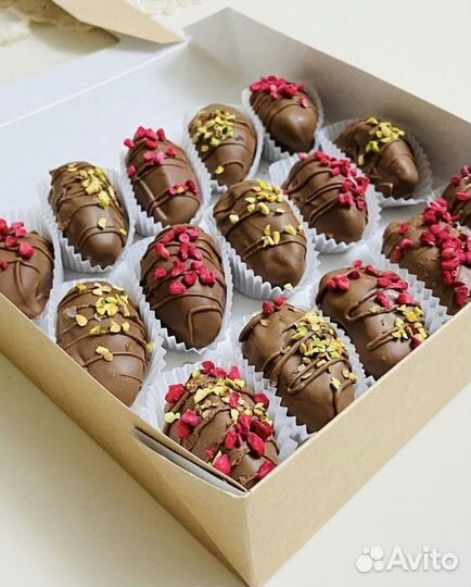 Финики, клубника в шоколаде