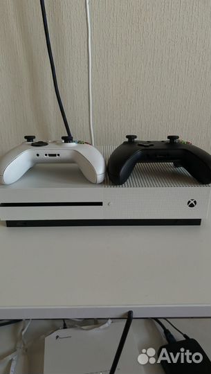 Xbox one s 1tb с двумя геймпадами