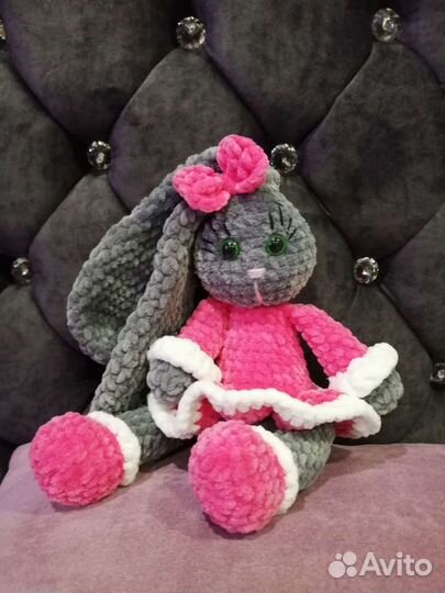 Вязаная игрушка Зайка амигуруми