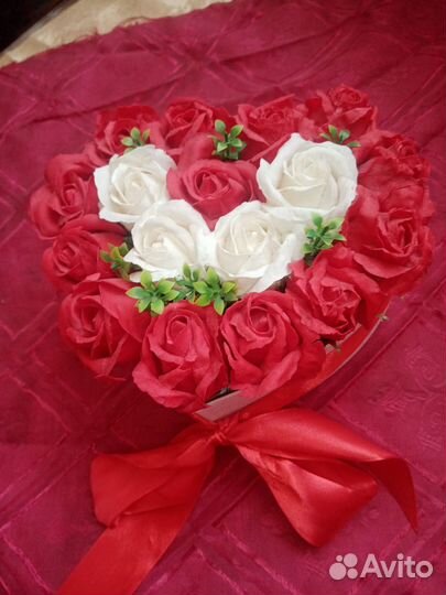 Композиция из бумажных цветов в виде сердца