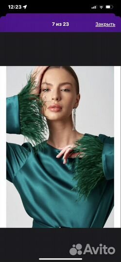 Платье плотный атлас 48 размер с перьями и поясом