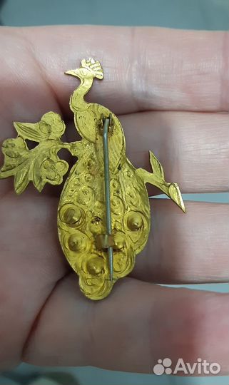 Броши павлины