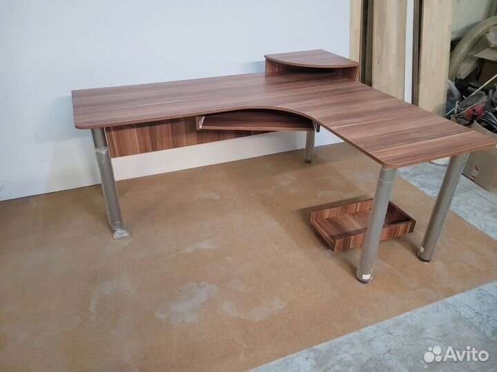 Стол офисный угловой