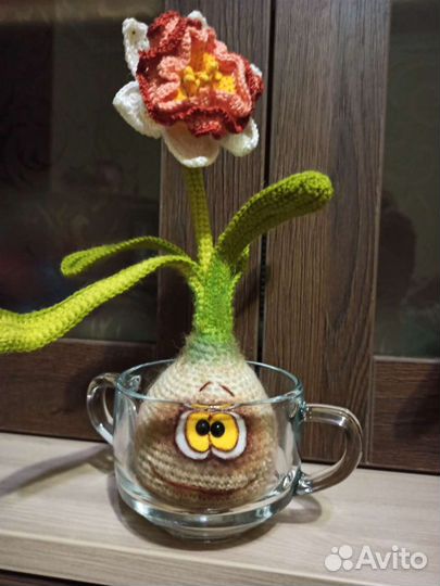 Вязаная интерьерная игрушка. Луковичка нарцисса