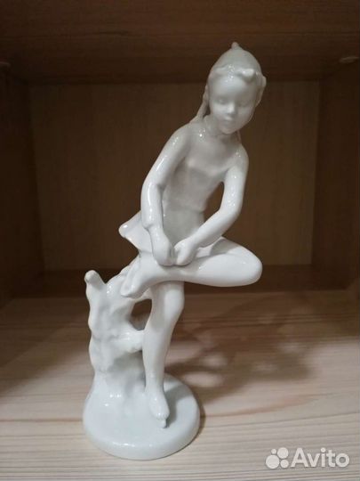 Фарфоровая советская статуэтка Фигуристка на катке